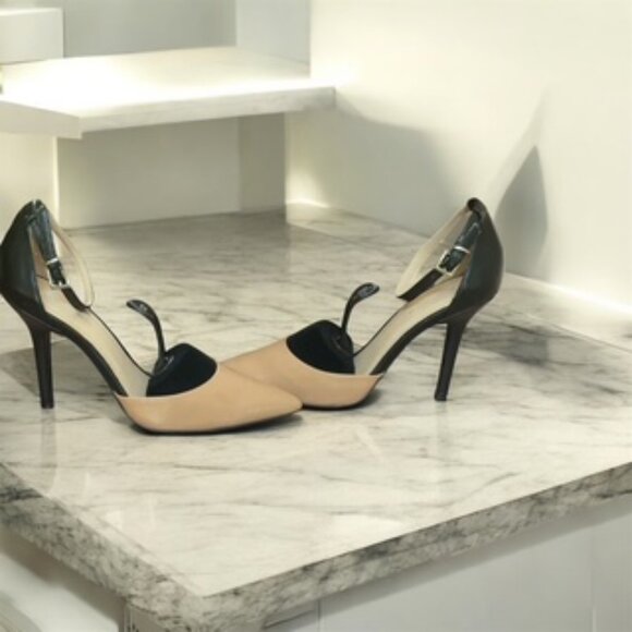 BCBG Mary Jane Pumps Size 8 - Picture 2 of 2